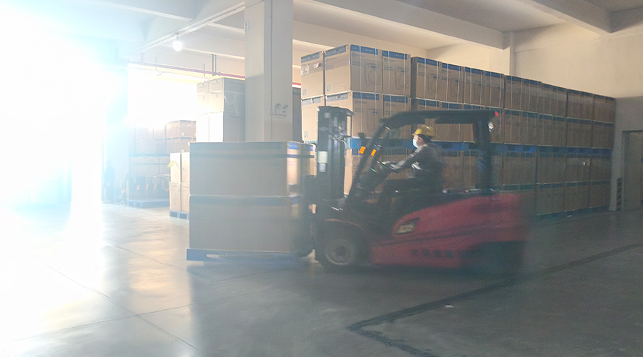 倉庫繁忙，每日多條柜滾筒干衣機發(fā)往全球