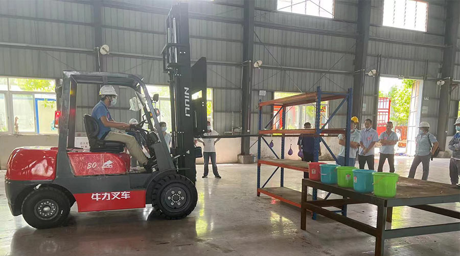 比技能 展風(fēng)采！金環(huán)電器參與鶴城鎮(zhèn)第二屆企業(yè)職工叉車技能競賽